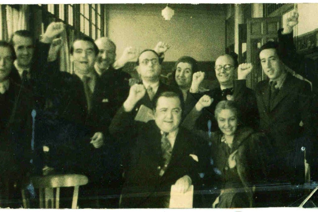 Homenaje a Pablo Suero en 1936, poco antes de las elecciones del 16 de febrero. De izq. a der. Rafael Alberti, Rodríguez Spiteri, Lorca, Aleixandre, Adolfo Salazar, Concha Méndez, Enrique Serrano, Serrano Plaja y Altolaguirre. Delante, Pablo Suero y María Teresa León/Foto: Foto Mayo