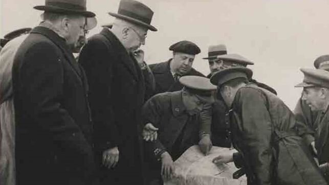 Noviembre de 1937. Manuel Azaña visita al sector del IV Cuerpo del Ejército y observa los planos de Cipriano Mera. Al fondo con boina, Indalecio Prieto. FOTO CEDIDA POR AUDEMA 