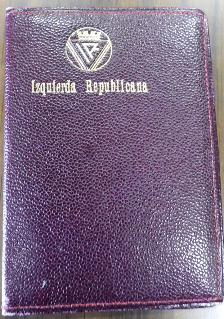 Funda en cuero de carnet de Izquierda Republicana, de la Agrupación de Madrid.