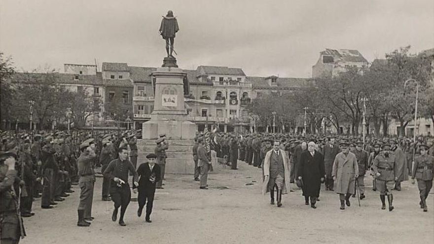 Manuel Azaña pasando revista a las tropas en Alcalá de Henares en 1937.