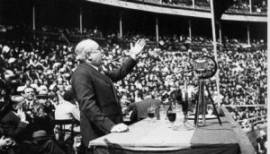 Manuel Azaña en un mitin en la Plaza de toros de Bilbao