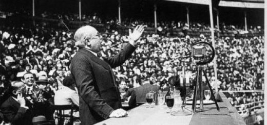 Manuel Azaña en un mitin en la Plaza de toros de Bilbao