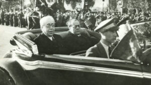 Manuel Azaña, en el asiento trasero, a la izquierda. ARCHIVO