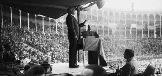 Azana-interviene-en-un-mitin-de-la-plaza-de-toros-de-Madrid-en-septiembre-de-1930.-EFE