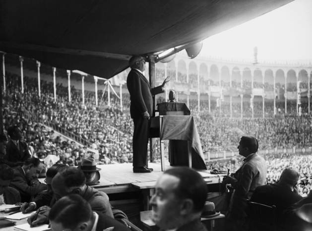 Azana-interviene-en-un-mitin-de-la-plaza-de-toros-de-Madrid-en-septiembre-de-1930.-EFE