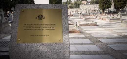 placa en el cementerio