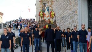 Procesión de la Hermandad de Nuestra Señora Santa María del Alcázar en 2016.