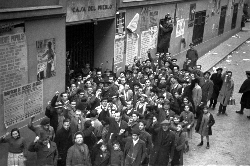 blación madrileña frente a una Casa del Pueblo 