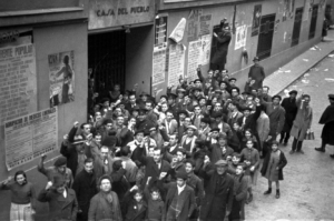 blación madrileña frente a una Casa del Pueblo