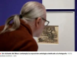 Un visitante del Mnac contempla la exposición antológica dedicada a la fotógrafa FOTO. QUIQUE GARCIA - EFE