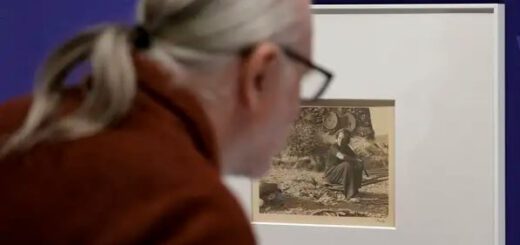 Un visitante del Mnac contempla la exposición antológica dedicada a la fotógrafa FOTO. QUIQUE GARCIA - EFE