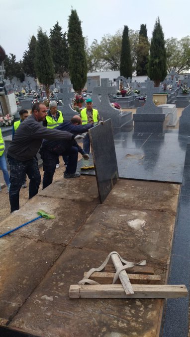 Dia 1: El 2 Noviembre la  @asociacionazana  junto al Ayuntamiento de Tembleque, iniciamos la obra de desmontaje del memorial construido en los años 70 para dignificar a los represaliados allí enterrados