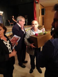 hombres y mujeres de Tembleque recogiendo restos de fusilados