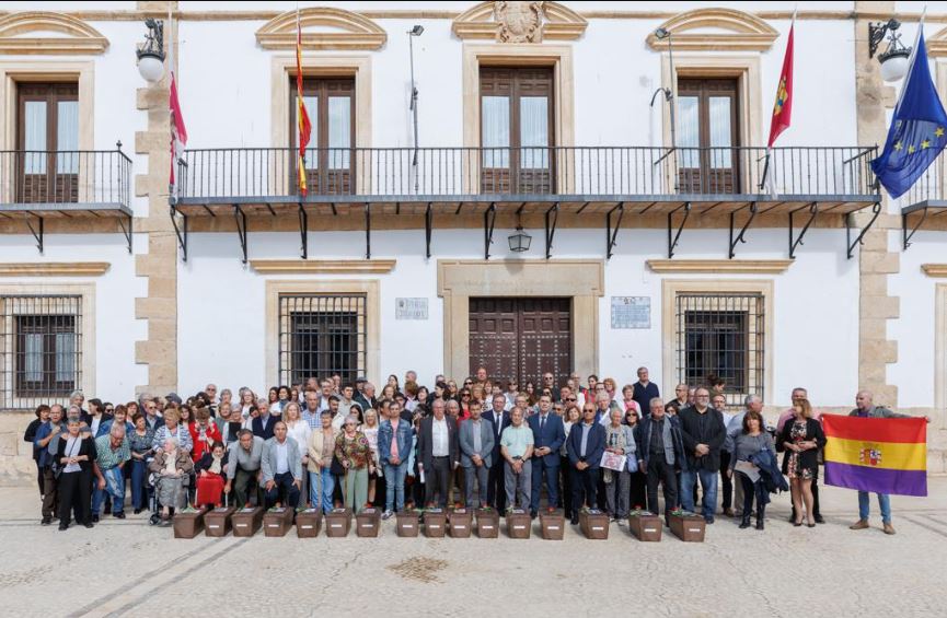 hombres y mujeres de Tembleque recogiendo restos de fusilados