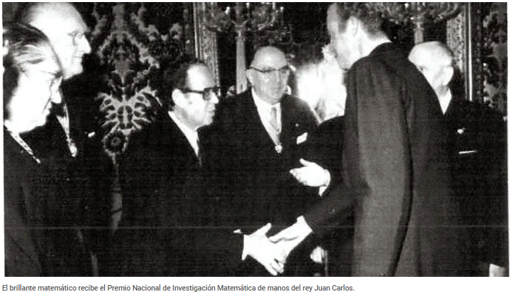 Sixto Ríos. El brillante matemático recibe el Premio Nacional de Investigación Matemática de manos del rey Juan Carlos.