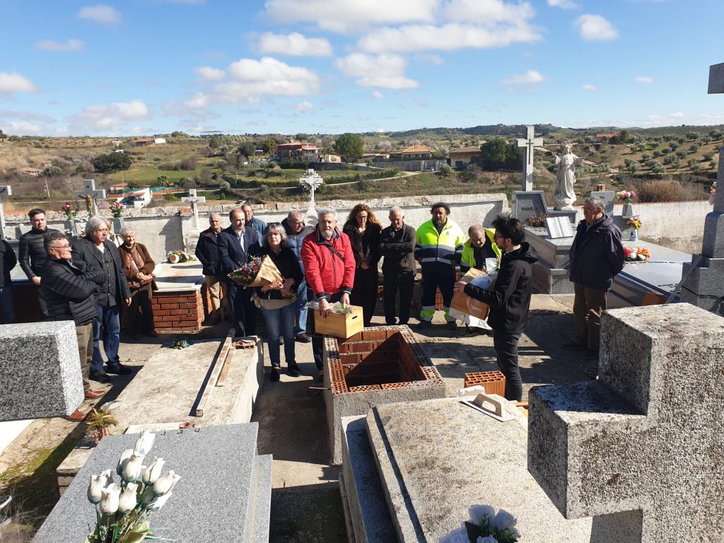 cementerio acto de homenaje y reparación a los familiares de Agustín Felipe Labrado Bolonio y Timoteo Higuera Ocaña